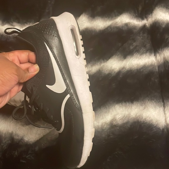 BLACK NIKE SNEAKERS ONLY WORN 3 TIMES - Picture 5 of 8